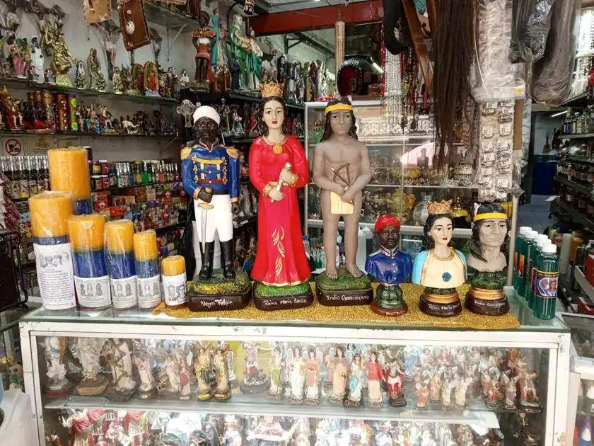 Vitrina de Distribuidora El Cristo Cali con imágenes de santos